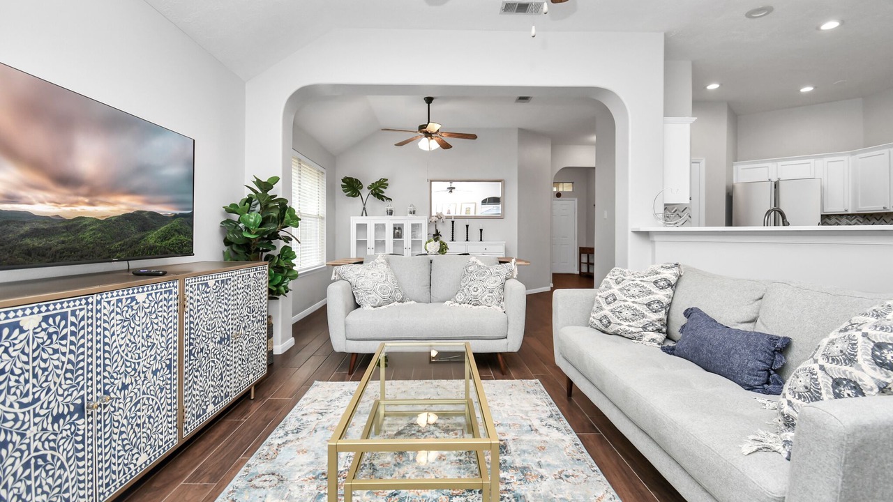Photo of Livingroom in Alden Bridge