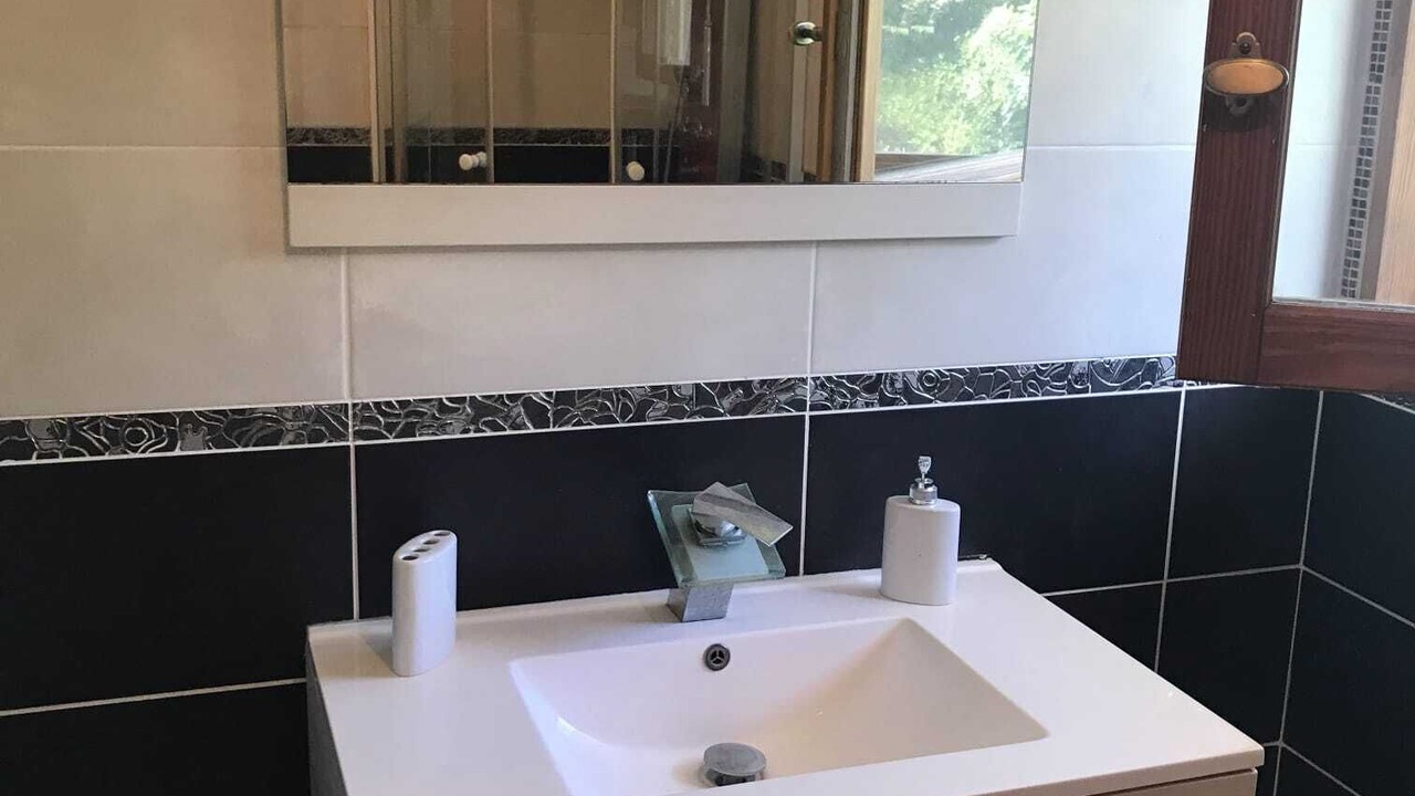 Photo of Bathroom in Cranves-Sales