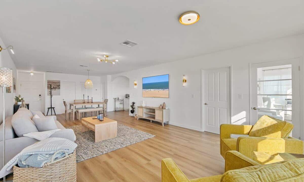 Photo of Livingroom in Eastern Malibu