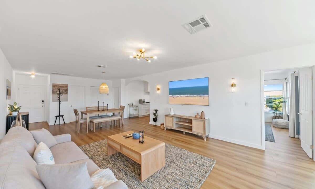 Photo of Livingroom in Eastern Malibu