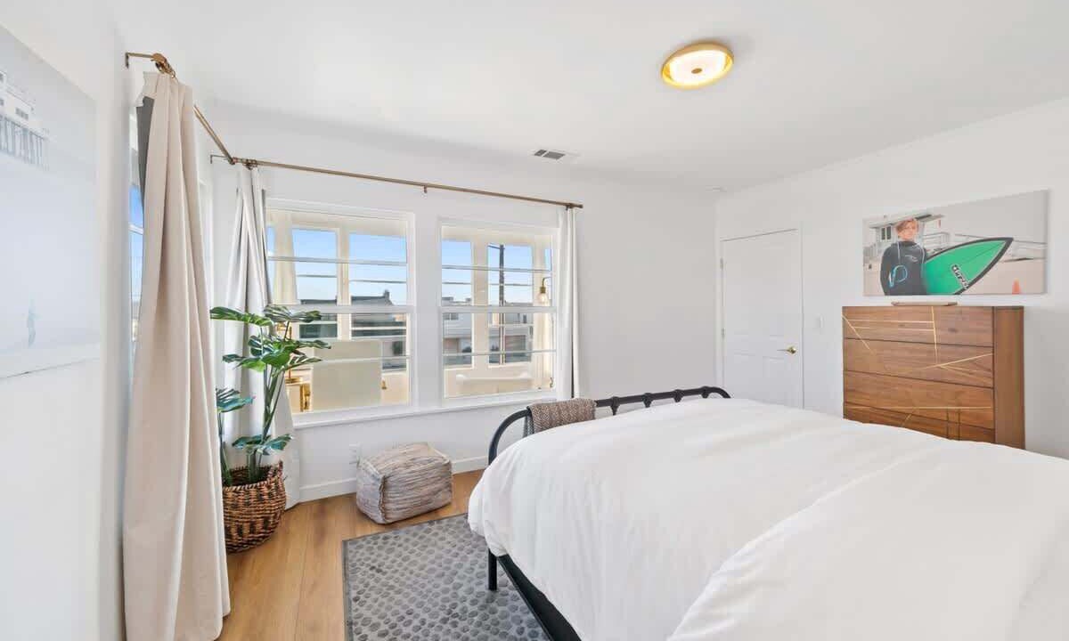Photo of Bedroom in Eastern Malibu