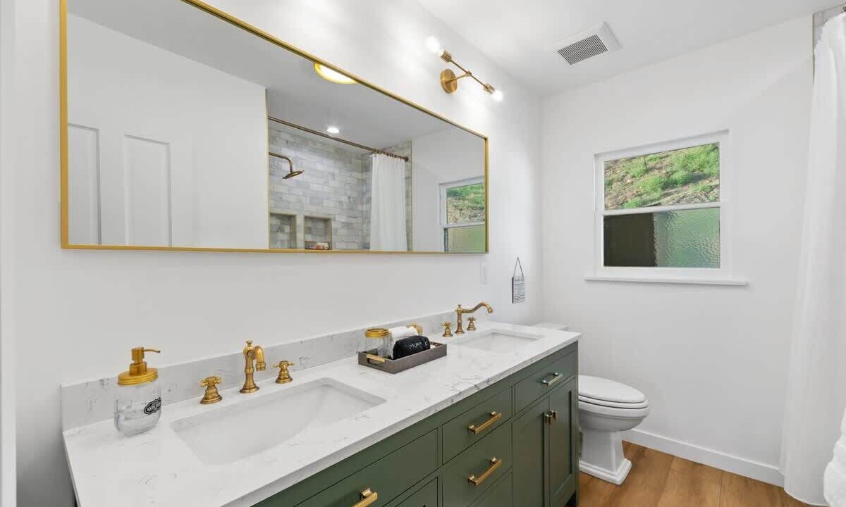 Photo of Bathroom in Eastern Malibu