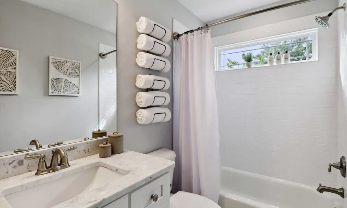 Photo of Bathroom in Thunderbolt