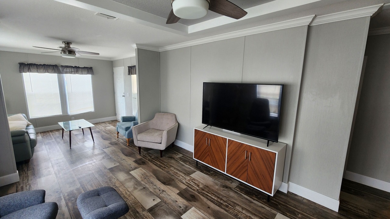 Photo of Livingroom in Suncoast Estates