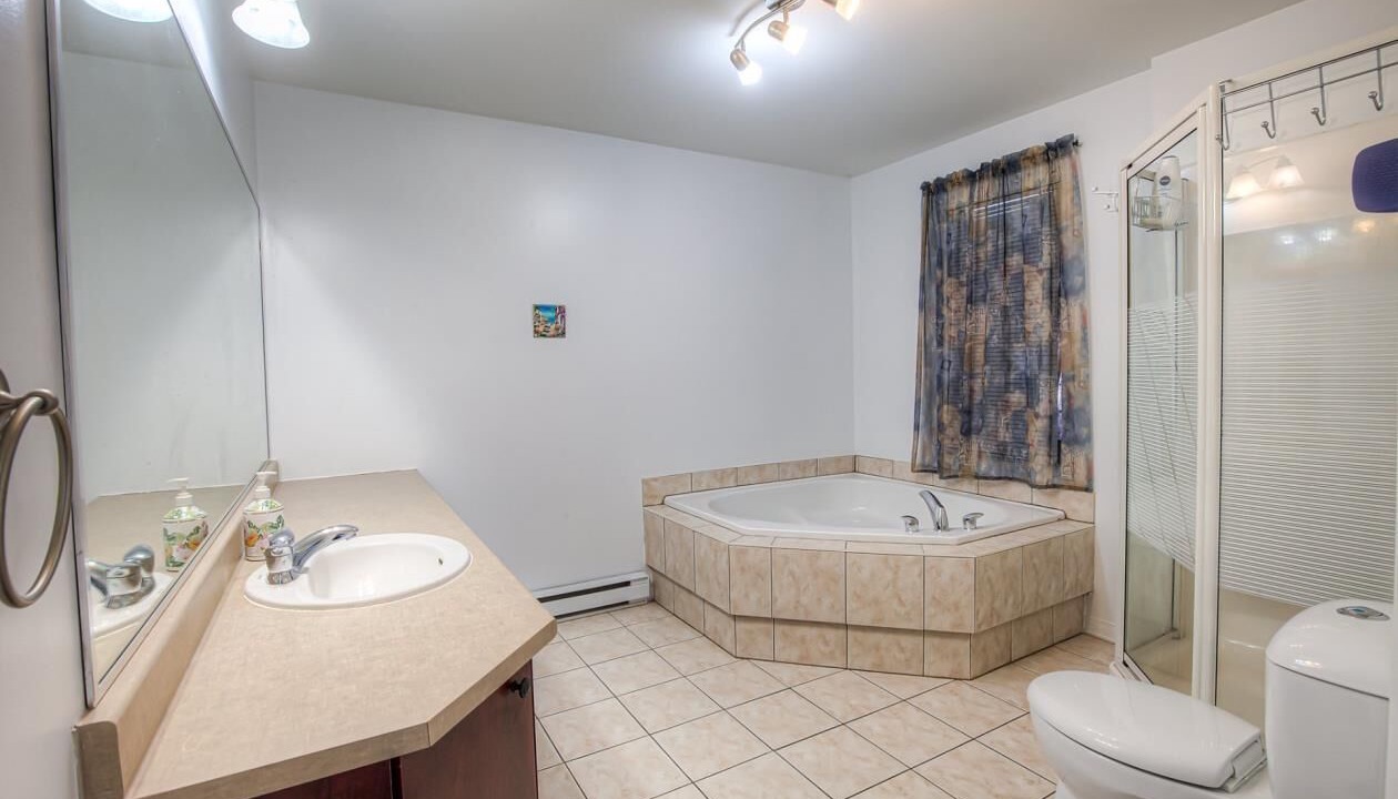 Photo of Bathroom in Dollard-des-Ormeaux