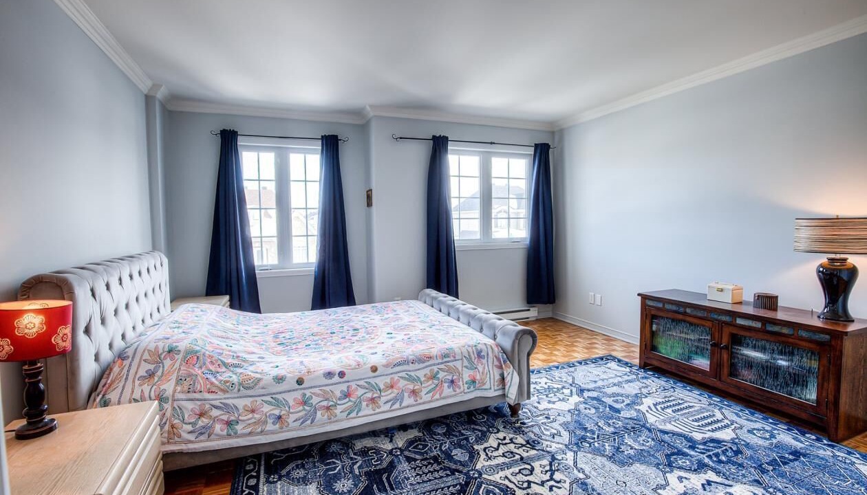 Photo of Bedroom in Dollard-des-Ormeaux