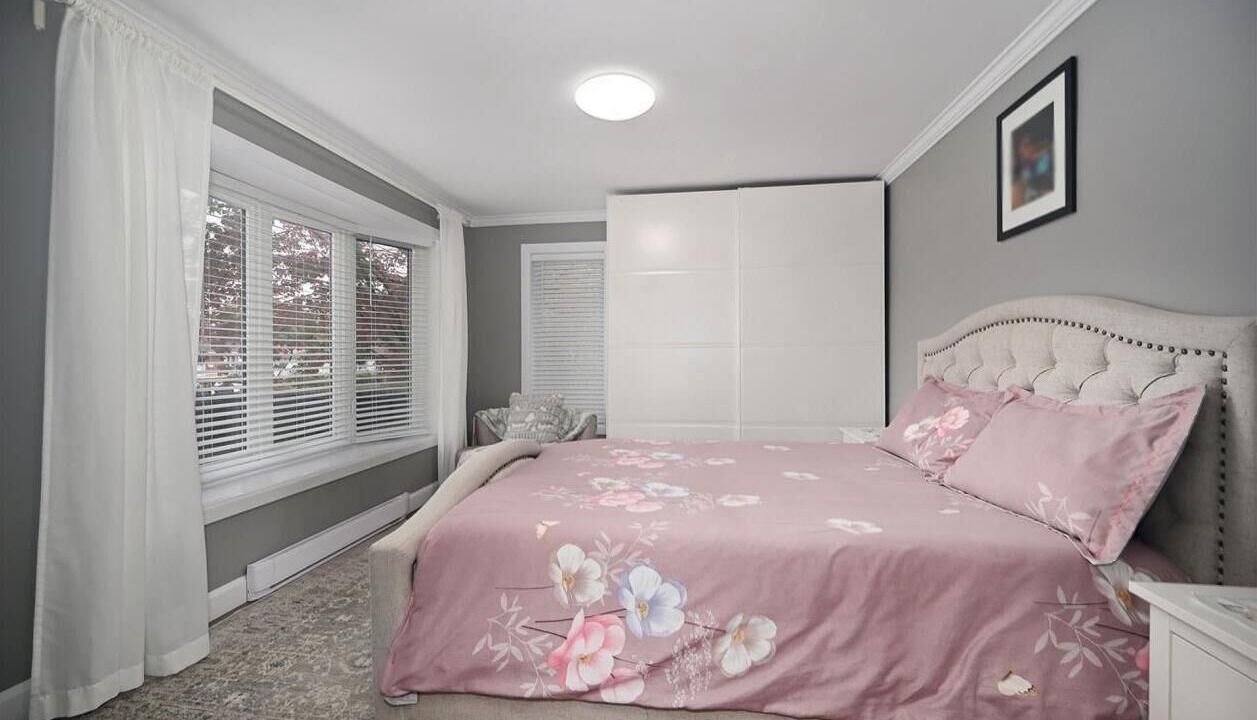 Photo of Bedroom in Dollard-des-Ormeaux