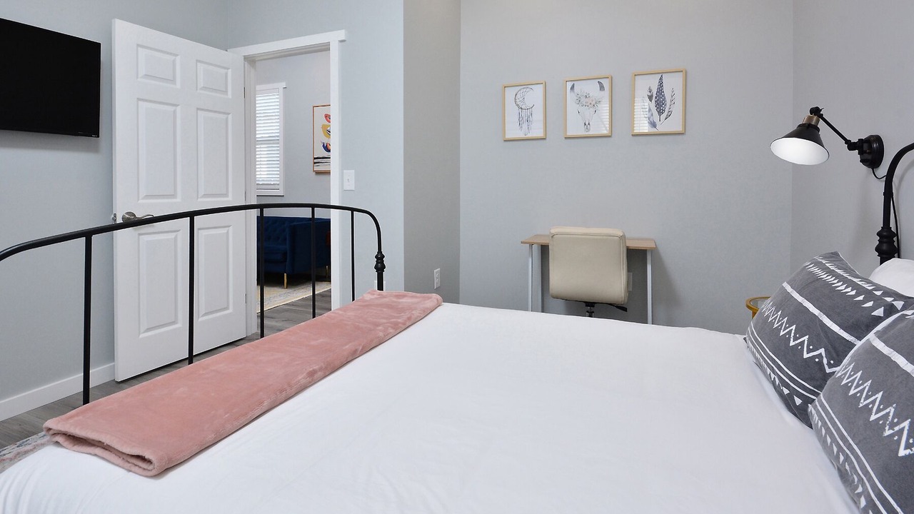 Photo of Bedroom in Elon College
