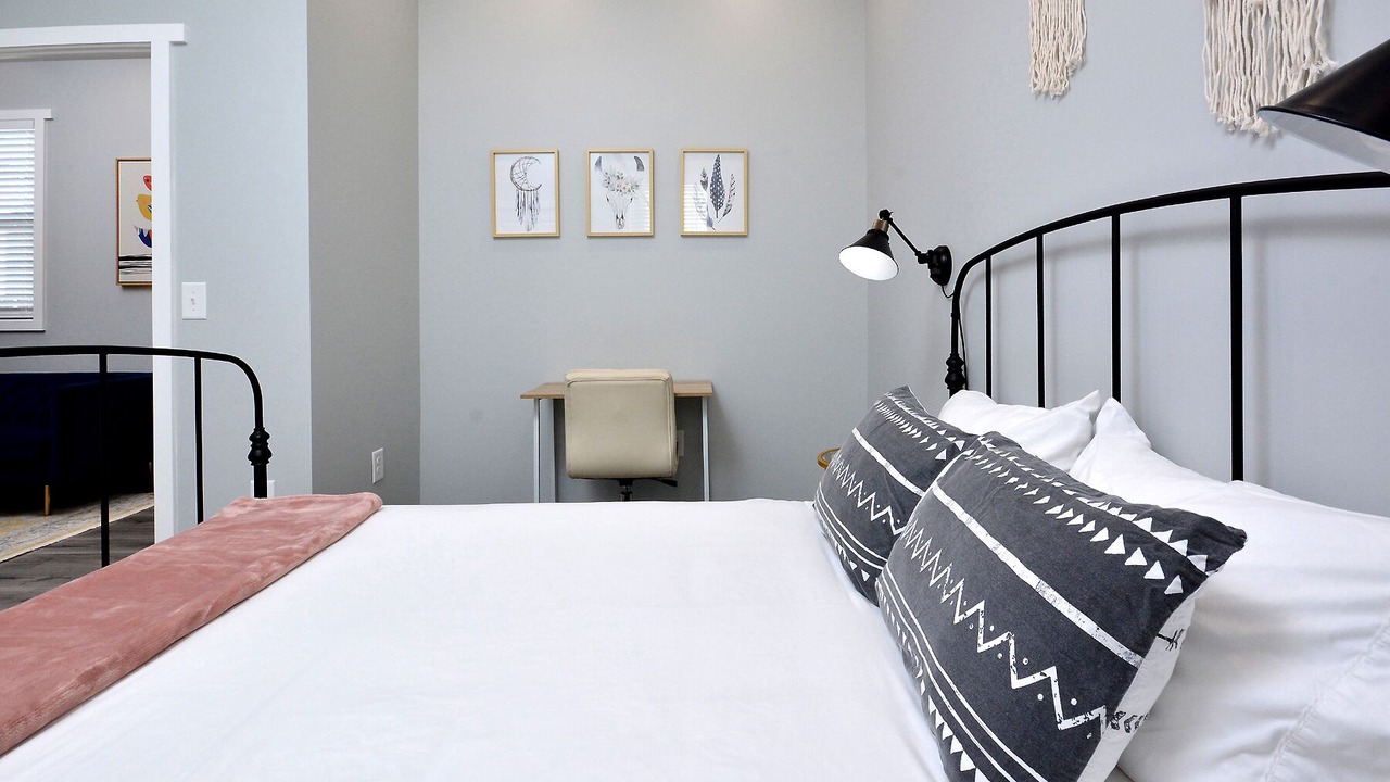 Photo of Bedroom in Elon College