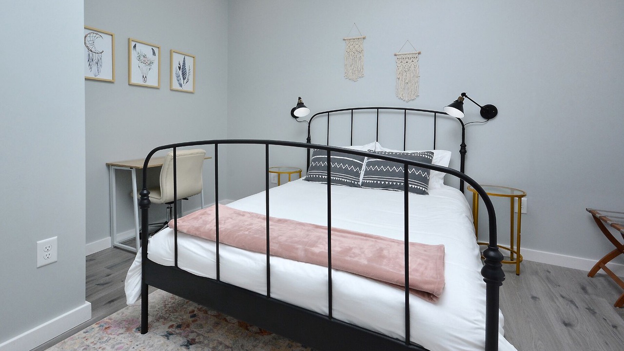 Photo of Bedroom in Elon College