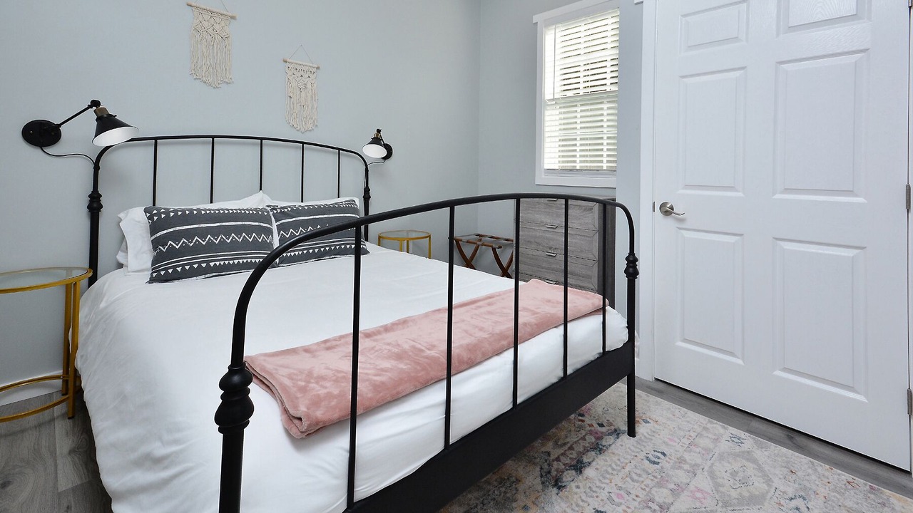 Photo of Bedroom in Elon College