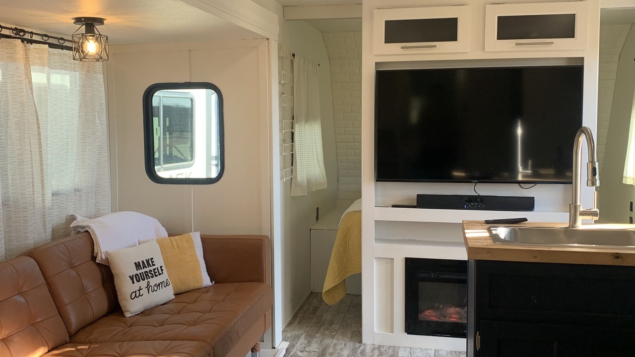 Photo of Livingroom in Earlsboro