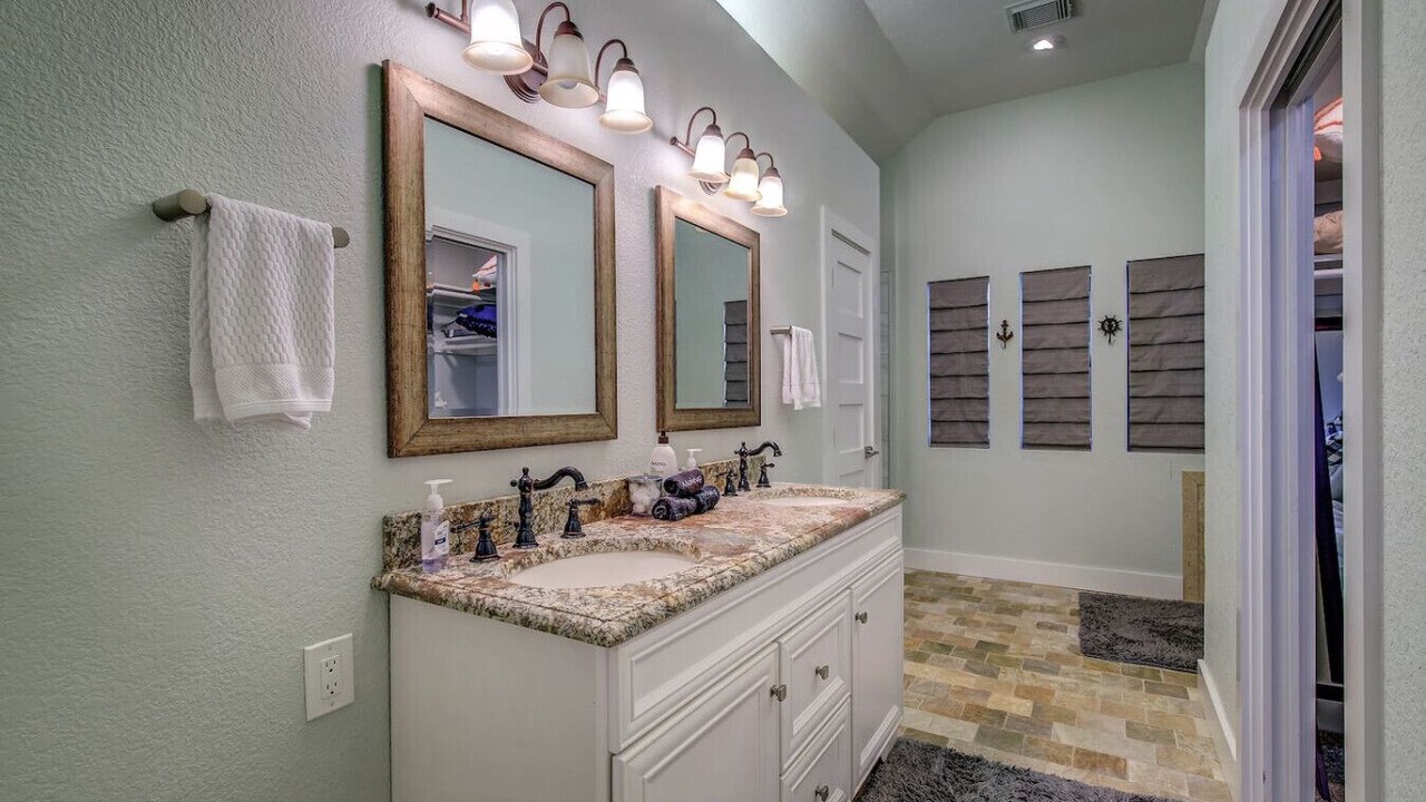 Photo of Bathroom in Rowlett