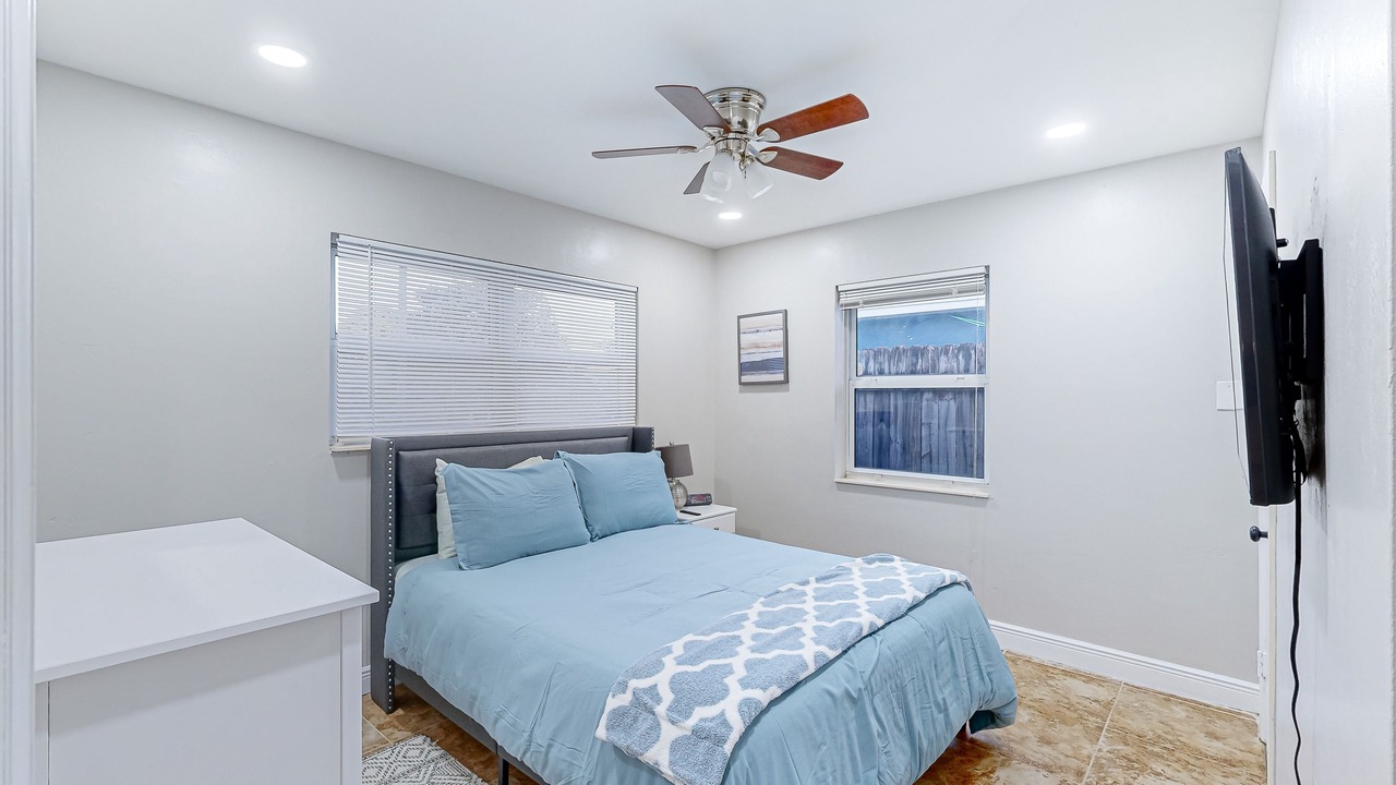 Photo of Bedroom in Oakland Park