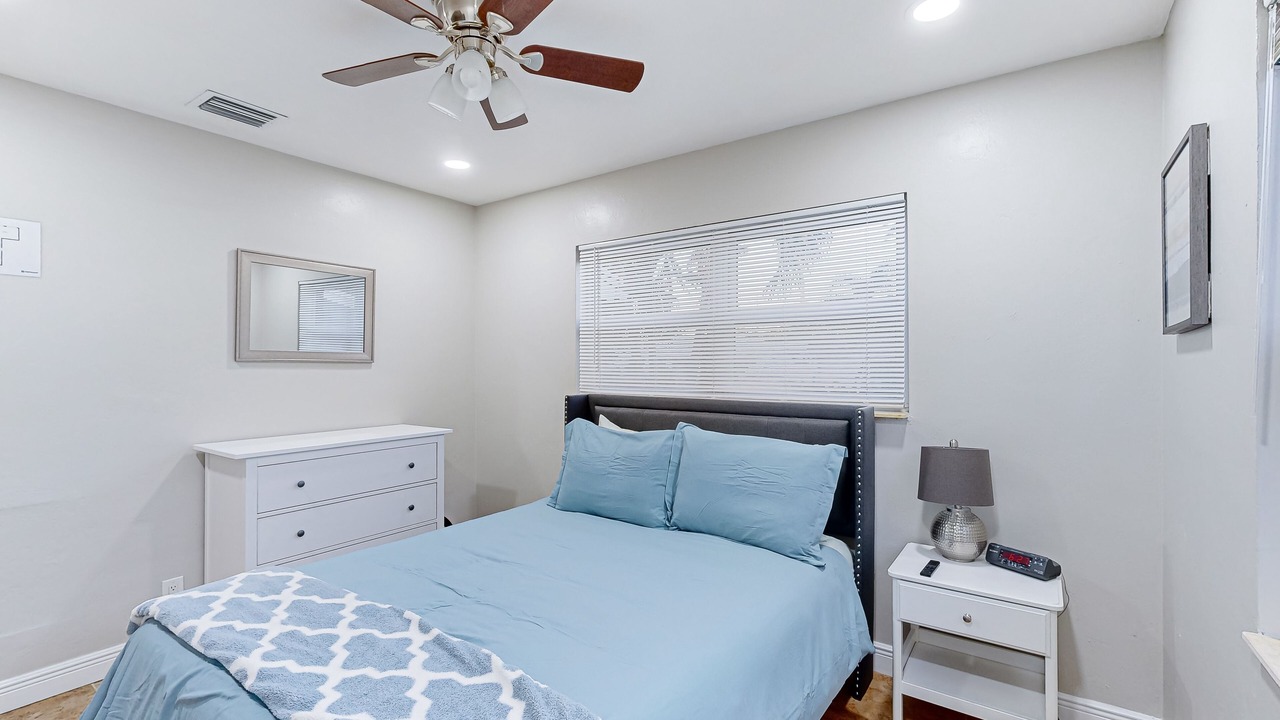 Photo of Bedroom in Oakland Park