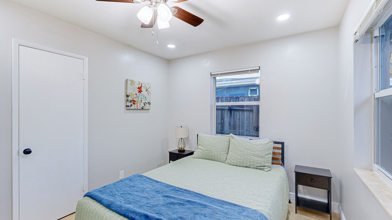 Photo of Bedroom in Oakland Park