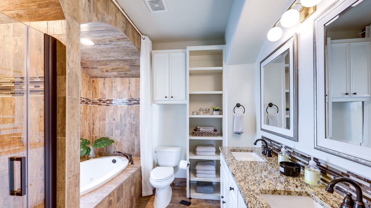 Photo of Bathroom in Montopolis