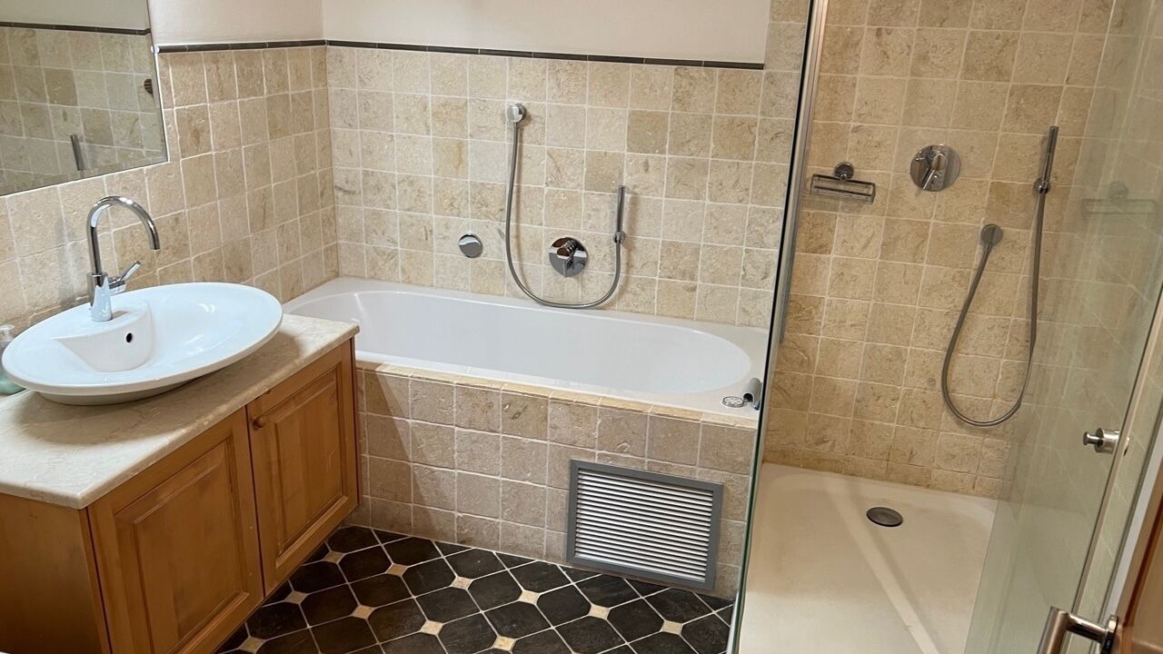 Photo of Bathroom in Lens