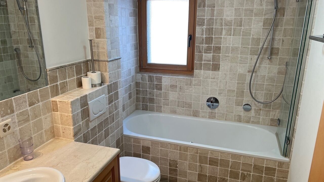 Photo of Bathroom in Lens
