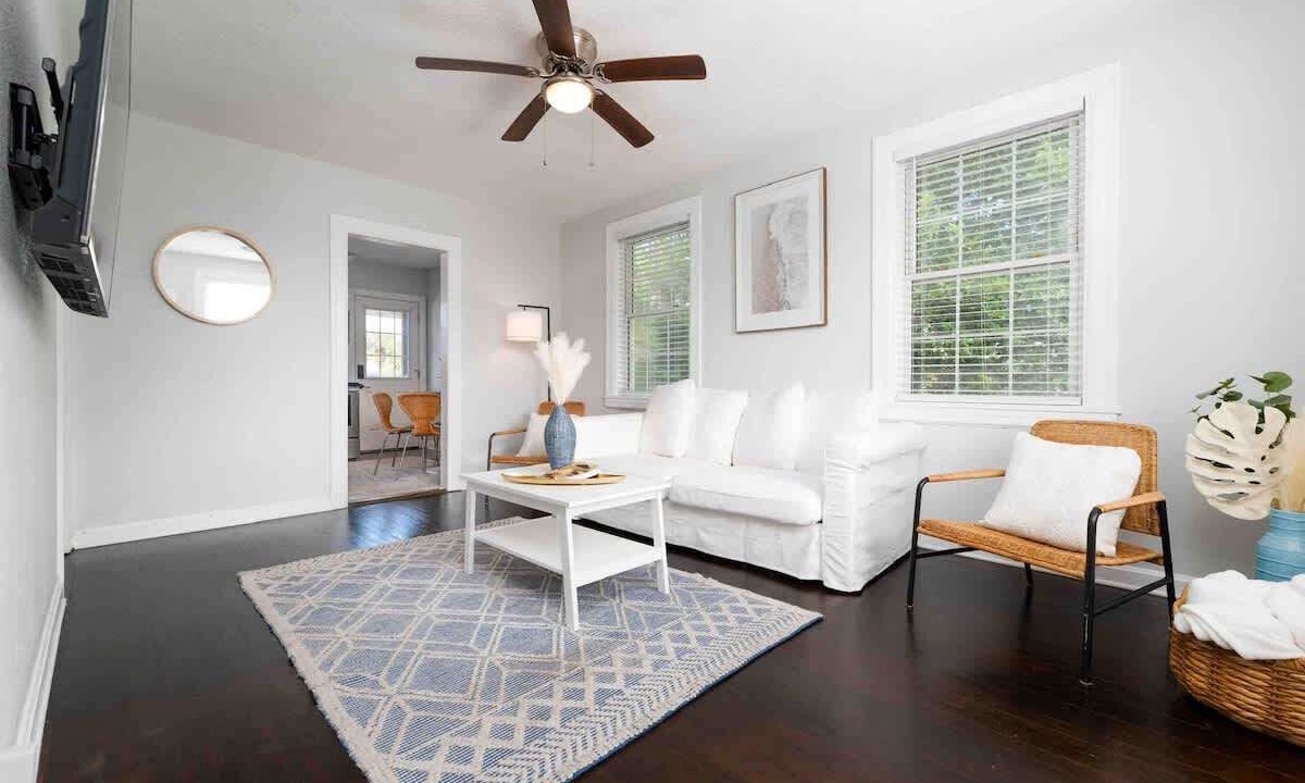 Photo of Livingroom in Neptune Beach