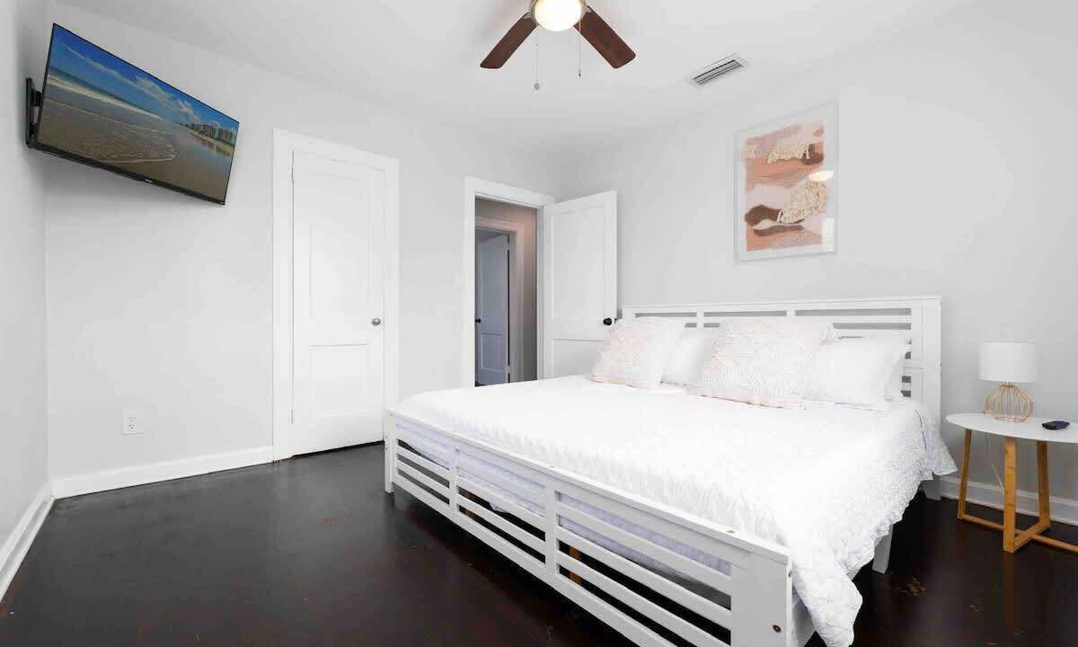 Photo of Bedroom in Neptune Beach