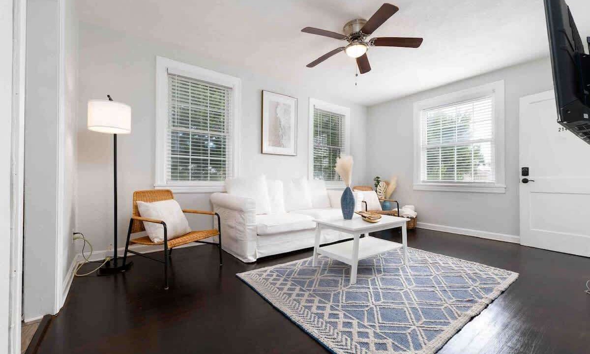 Photo of Livingroom in Neptune Beach