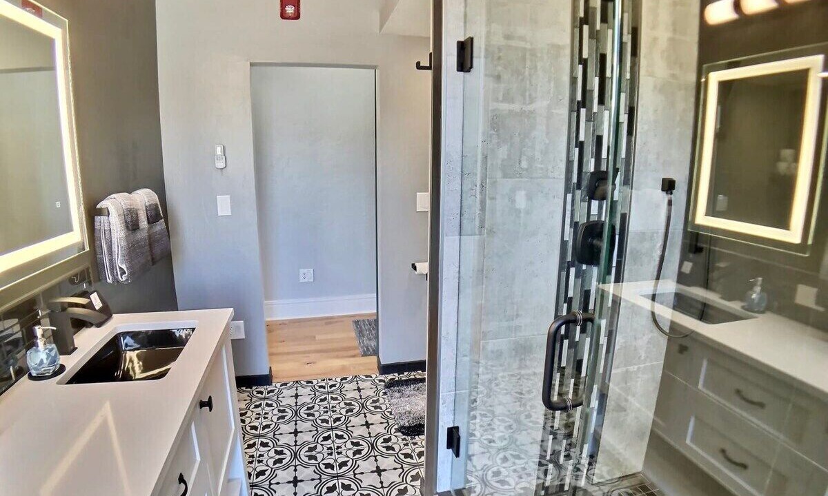 Photo of Bathroom in Eureka Springs Historic District