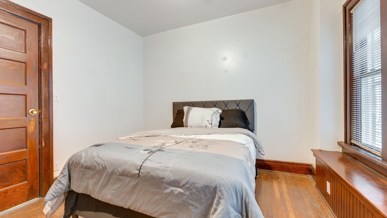 Photo of Bedroom in Front Park