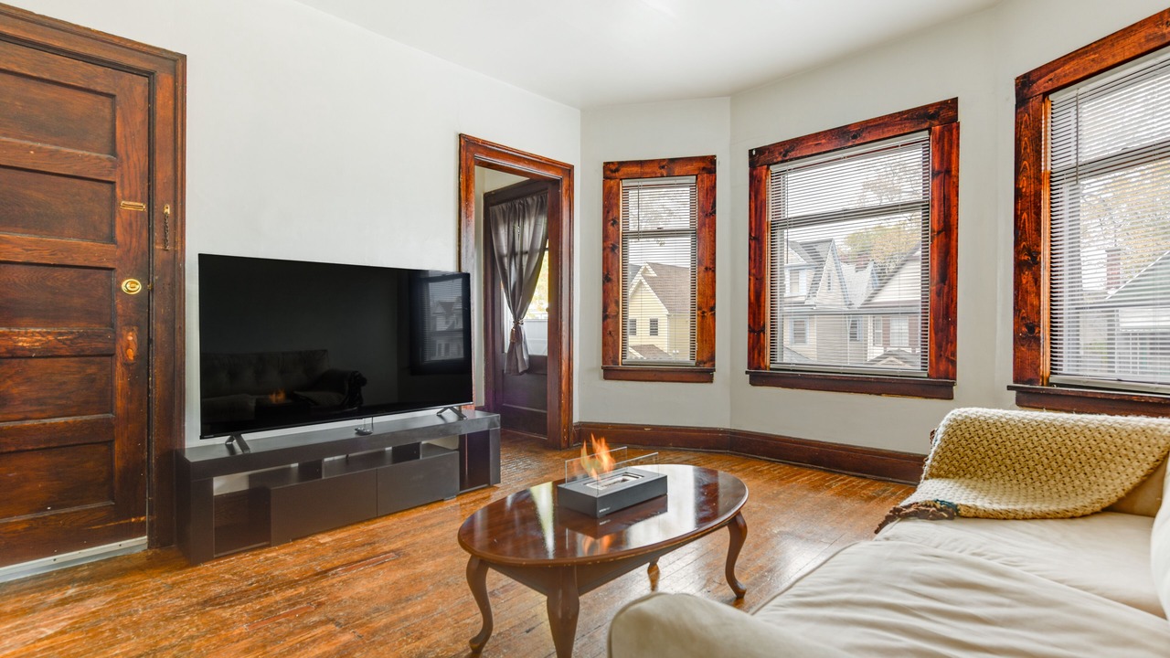 Photo of Livingroom in Front Park