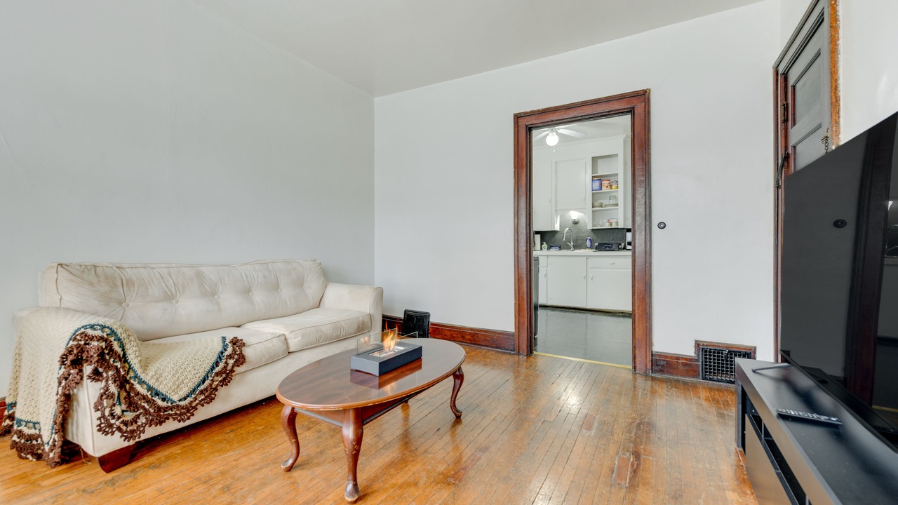 Photo of Bedroom in Front Park