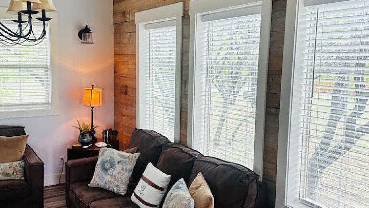 Photo of Livingroom in Lacy-Lakeview