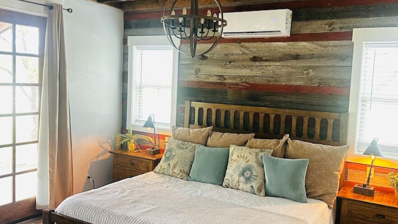 Photo of Bedroom in Lacy-Lakeview