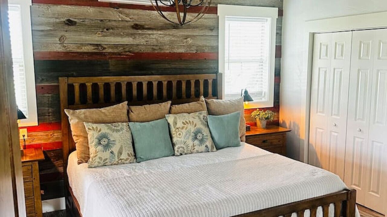 Photo of Bedroom in Lacy-Lakeview