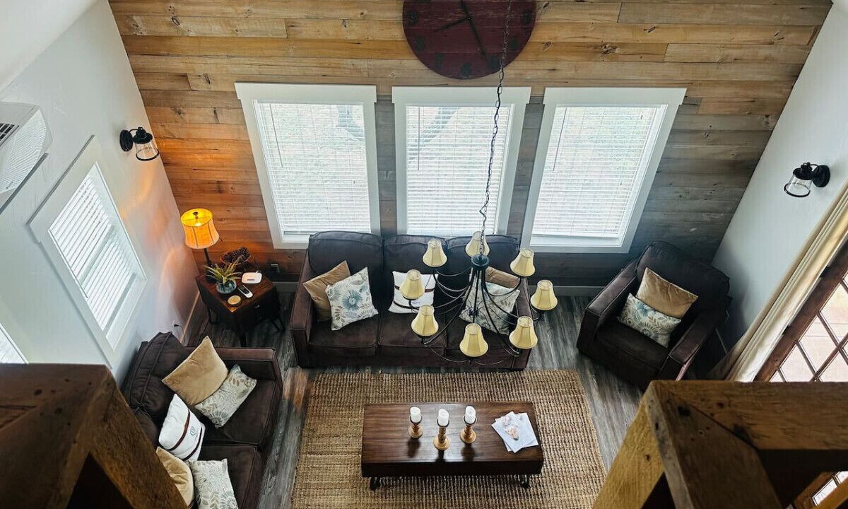 Photo of Livingroom in Lacy-Lakeview