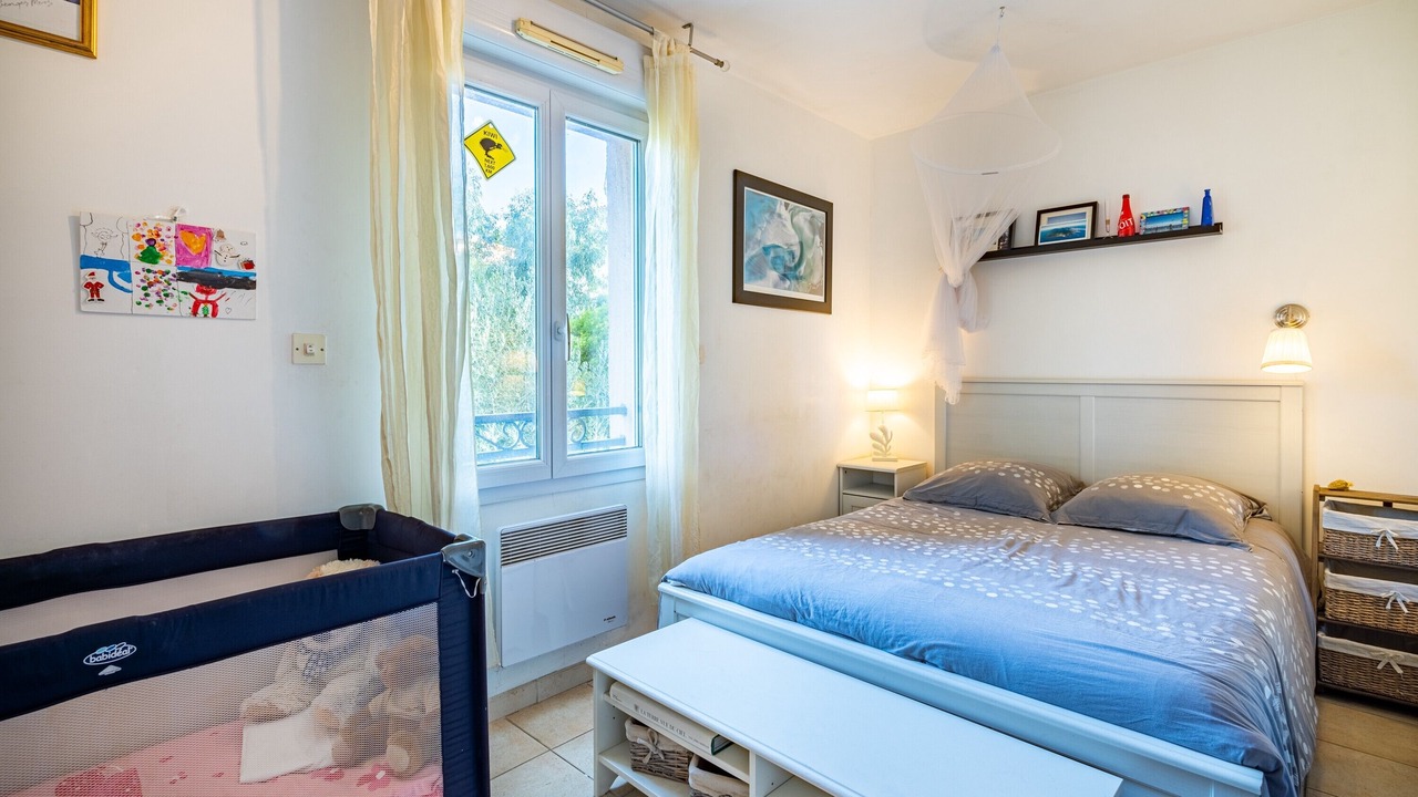 Photo of Bedroom in Ensues-la-Redonne