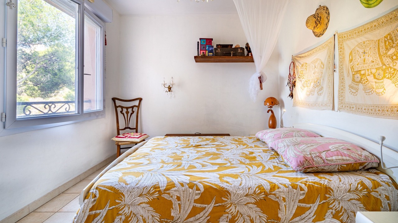 Photo of Bedroom in Ensues-la-Redonne