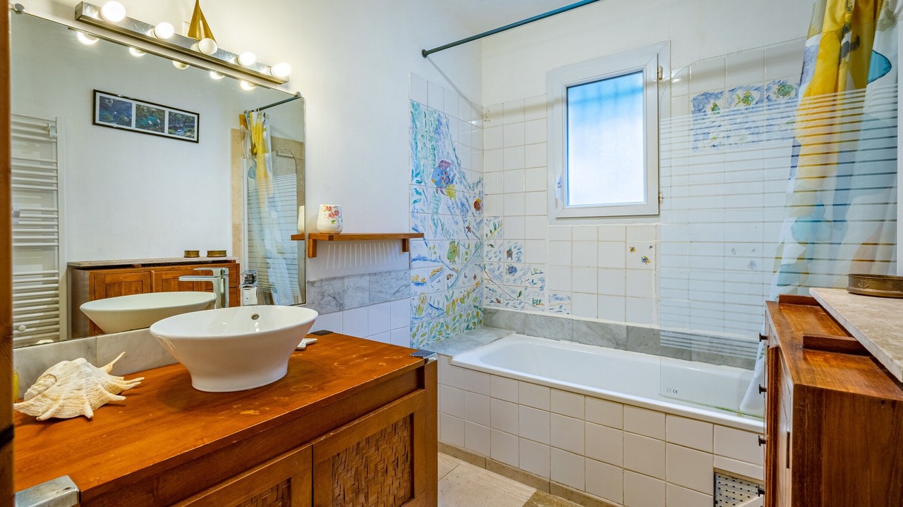 Photo of Bathroom in Ensues-la-Redonne
