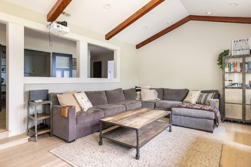 Photo of Livingroom in Silicon Valley