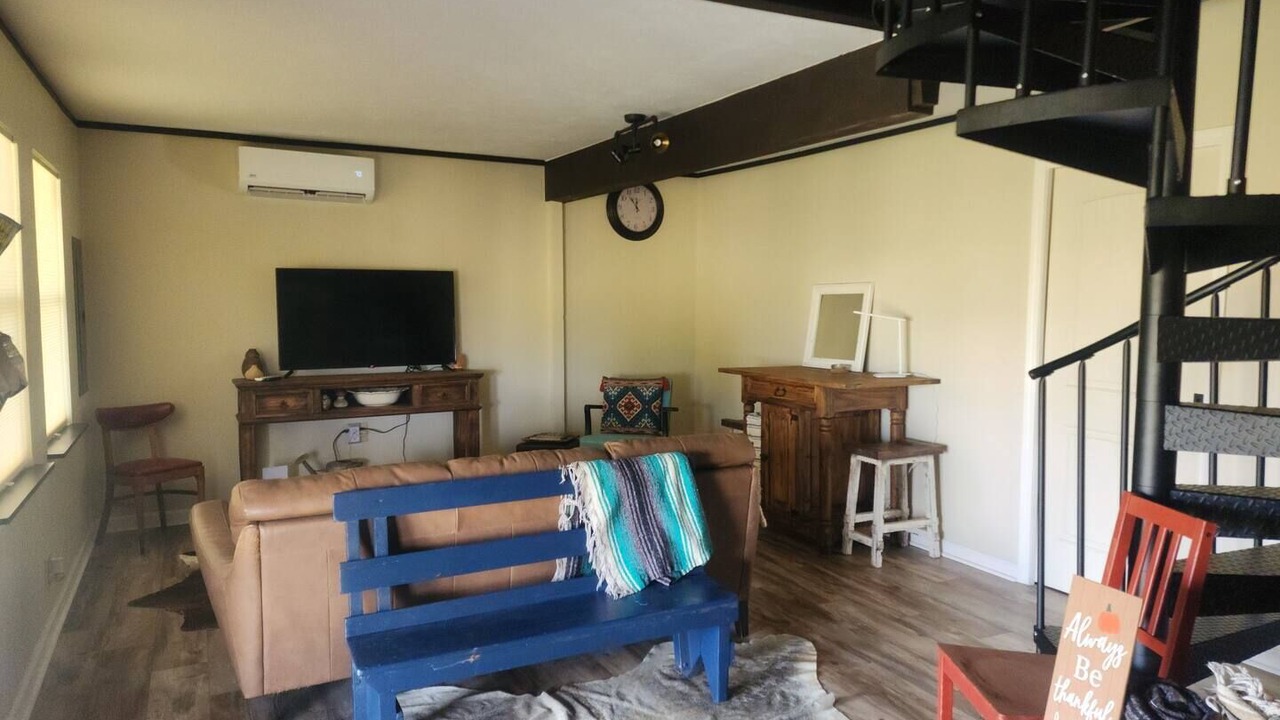 Photo of Livingroom in Bell City