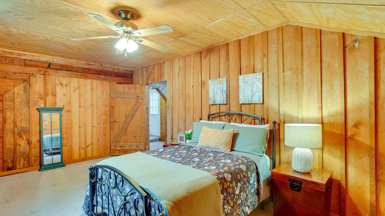 Photo of Bedroom in Log Cabin