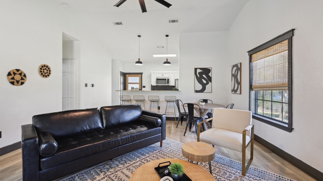 Photo of Livingroom in Graford
