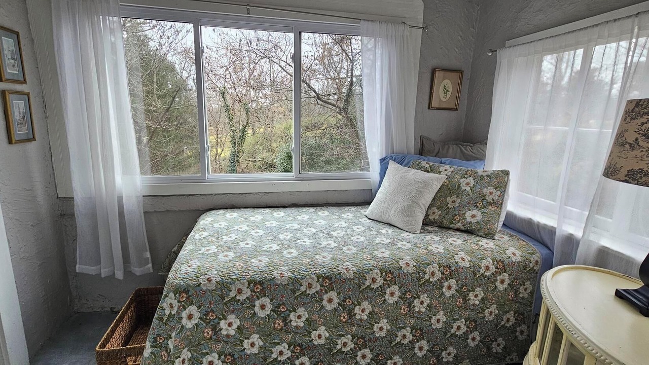 Photo of Bedroom in Grove Park- Sunset