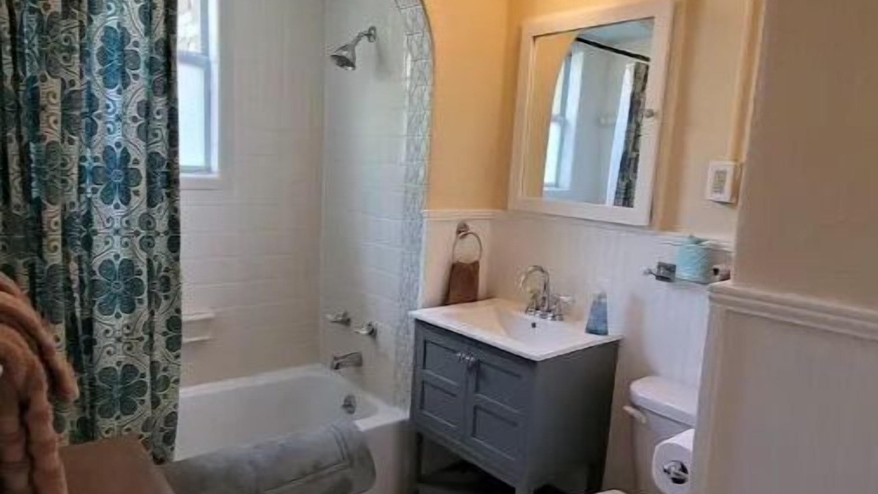 Photo of Bathroom in Grove Park- Sunset