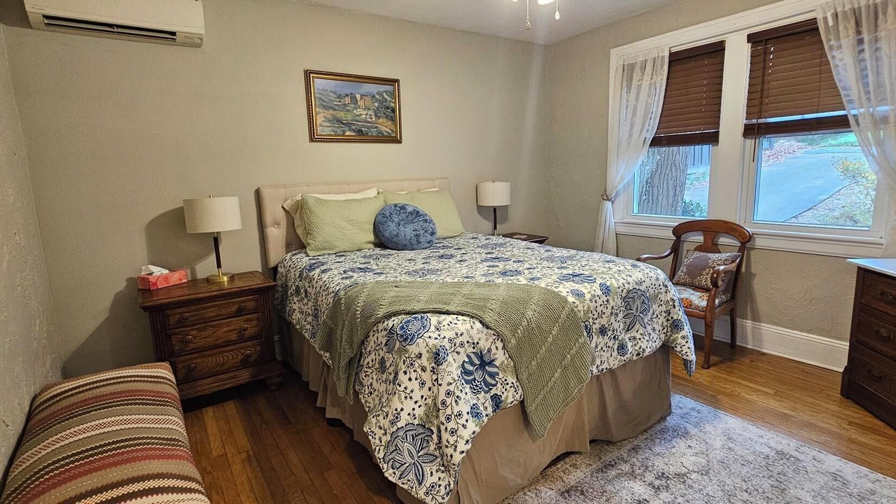 Photo of Bedroom in Grove Park- Sunset