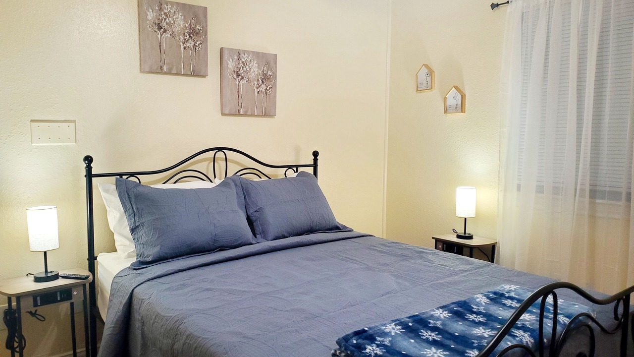 Photo of Bedroom in Redwood