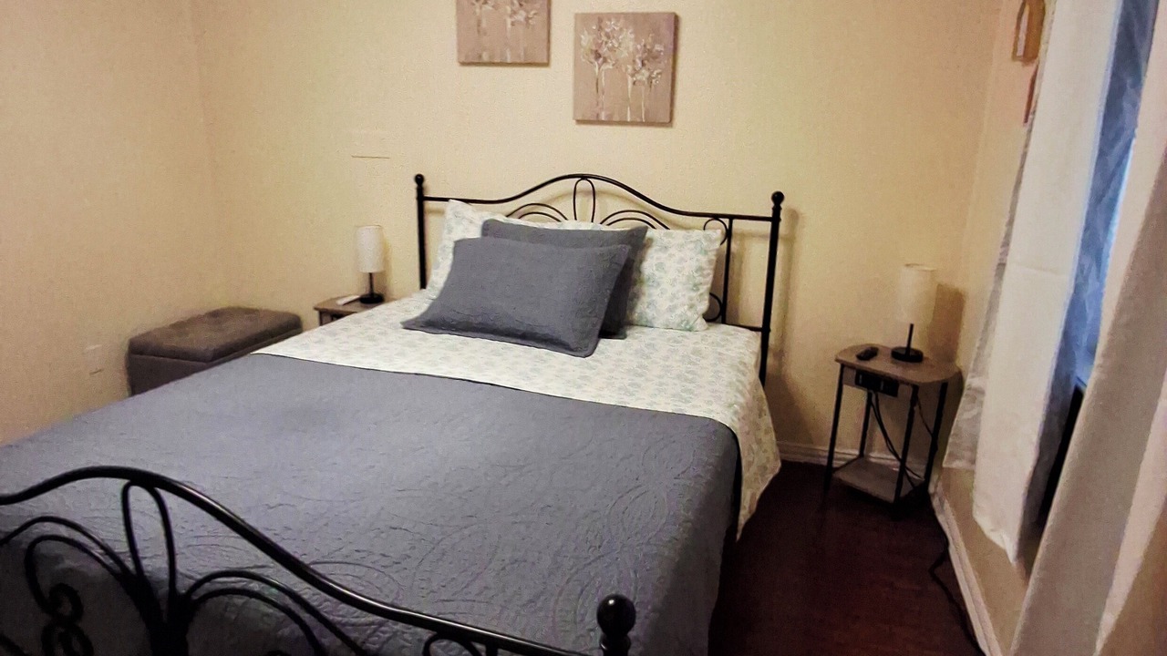 Photo of Bedroom in Redwood