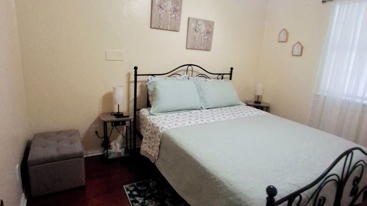 Photo of Bedroom in Redwood