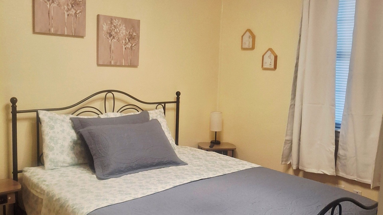 Photo of Bedroom in Redwood