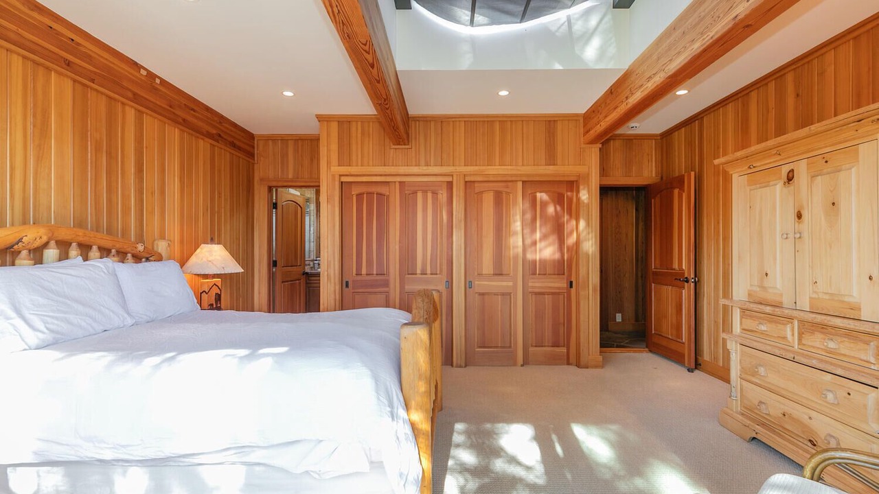 Photo of Bedroom in Lake Forest
