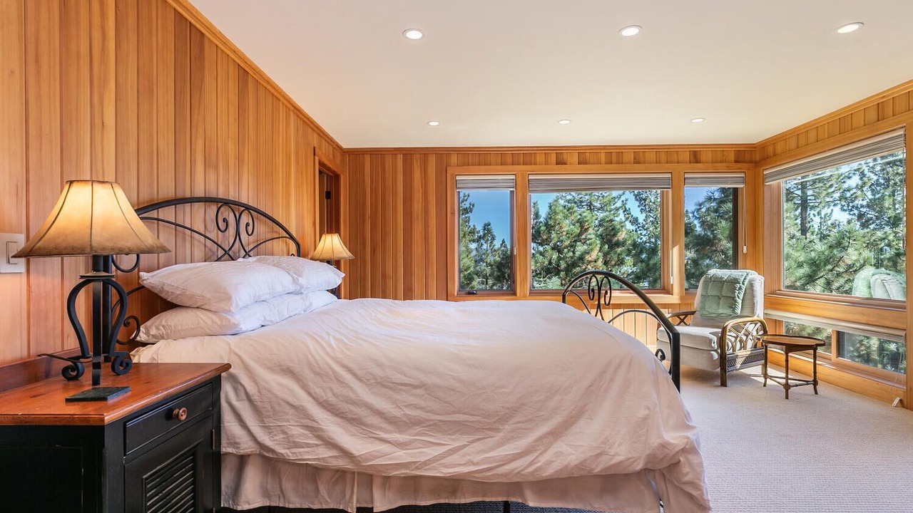 Photo of Bedroom in Lake Forest